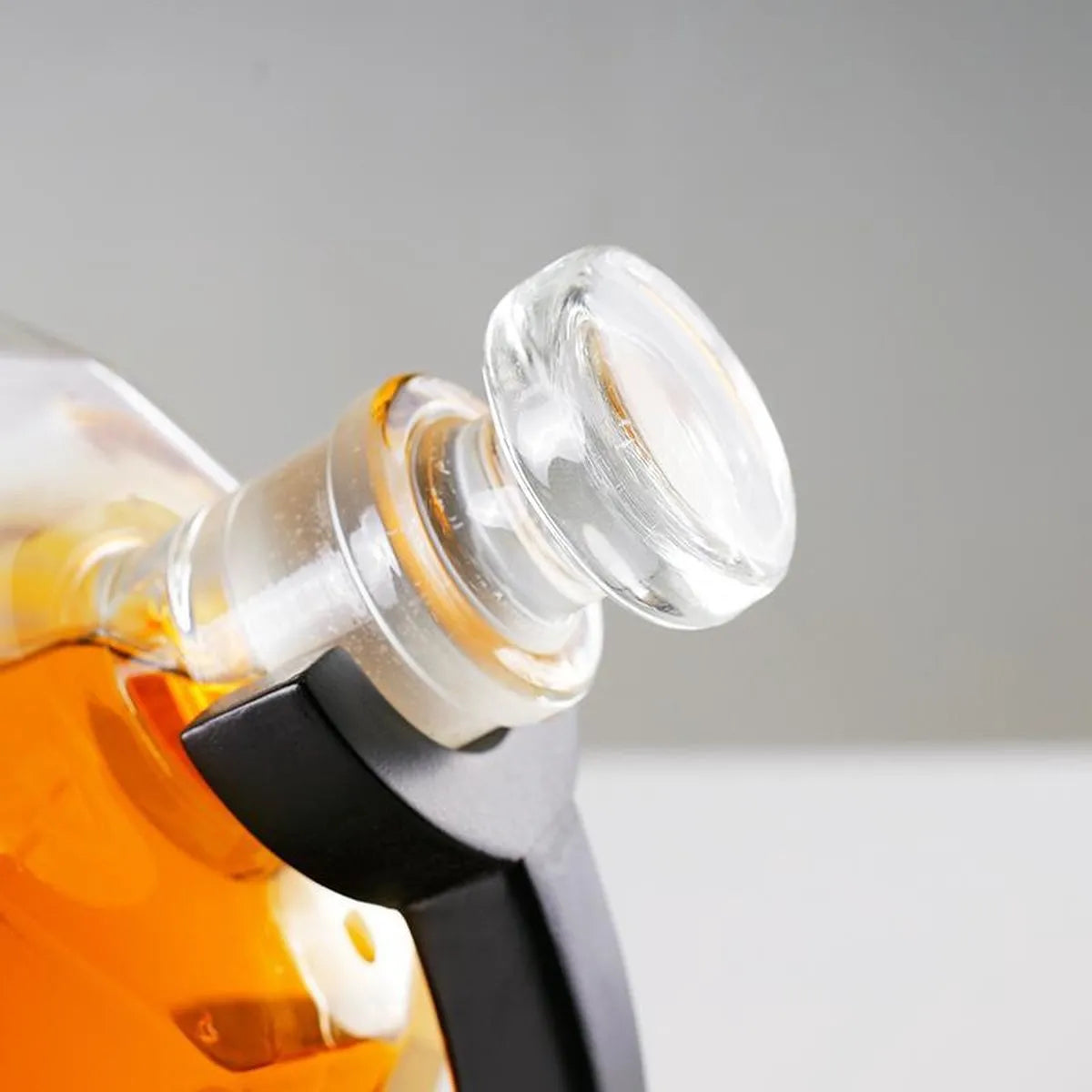 Gyémánt alakú whisky dekantáló készlet fa állvánnyal és 2 pohárral, 850ml