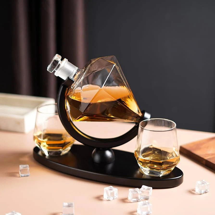 Gyémánt alakú whisky dekantáló készlet fa állvánnyal és 2 pohárral, 850ml