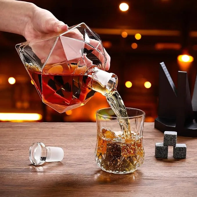 Gyémánt alakú whisky dekantáló készlet fa állvánnyal és 2 pohárral, 850ml