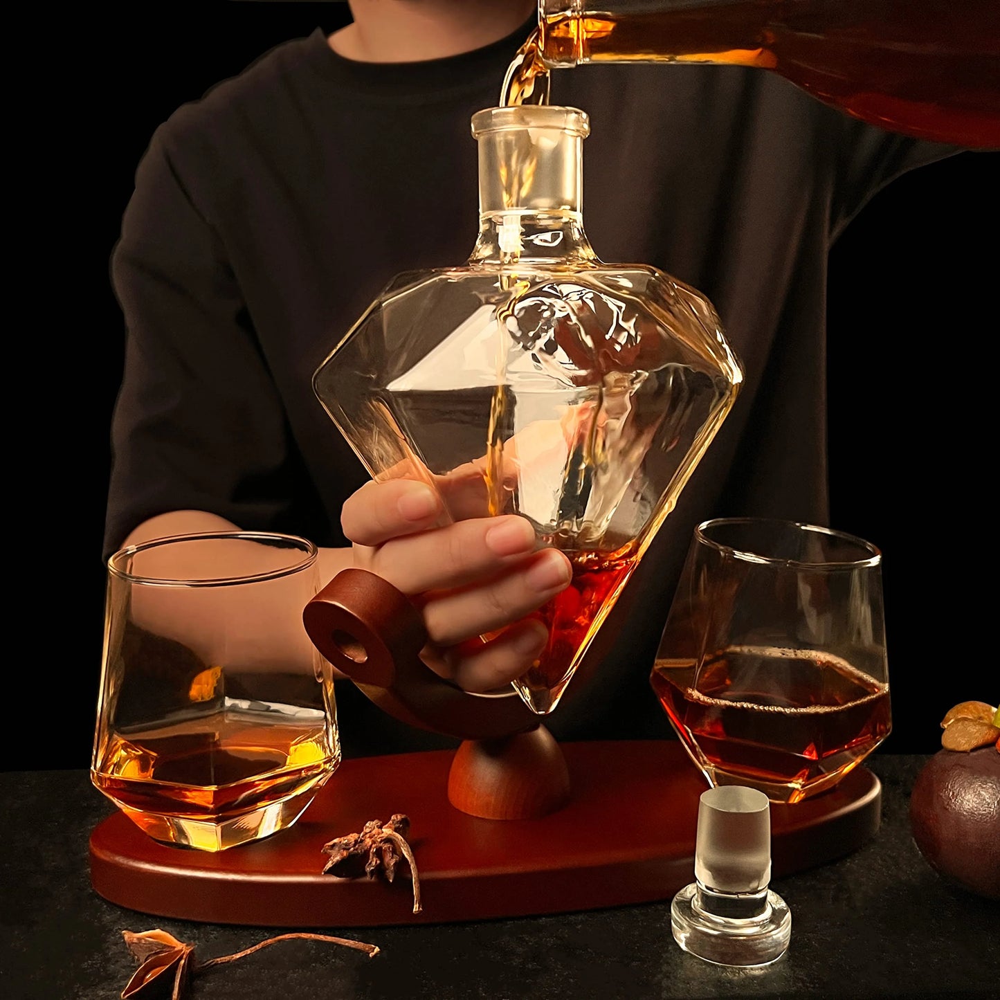 Gyémánt alakú whisky dekantáló készlet fa állvánnyal és 2 pohárral, 850ml